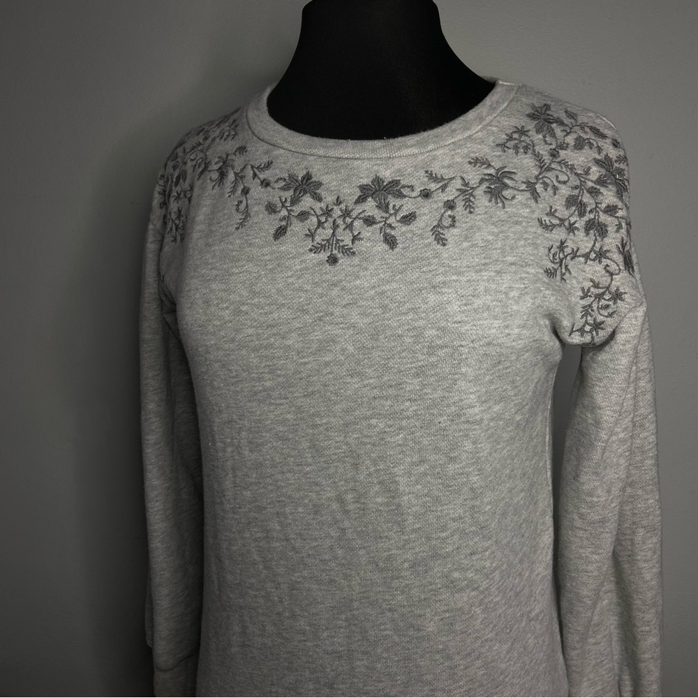 American Eagle Outfitters grey sweater with floral embroidery